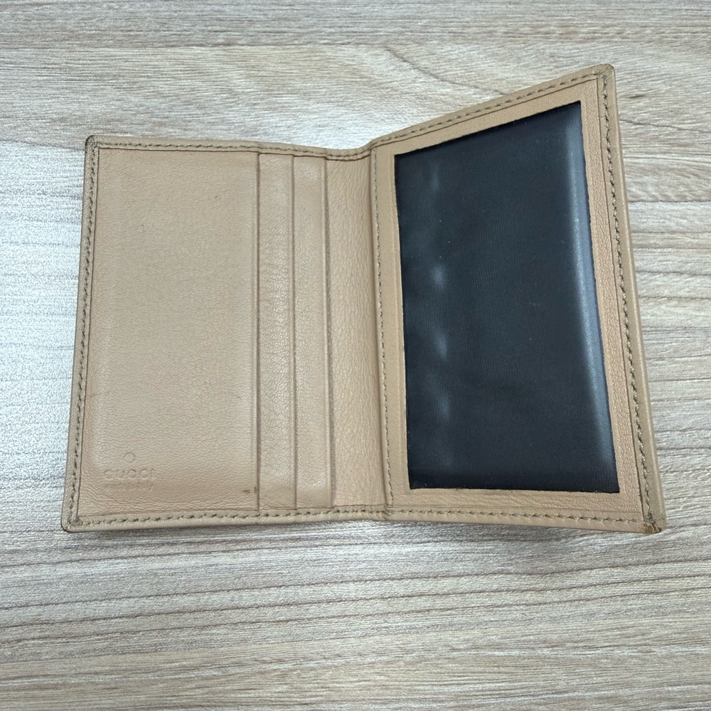 Authentic Gucci Bi-fold Card Holder with Heart Emblem - Picture 3 of 12